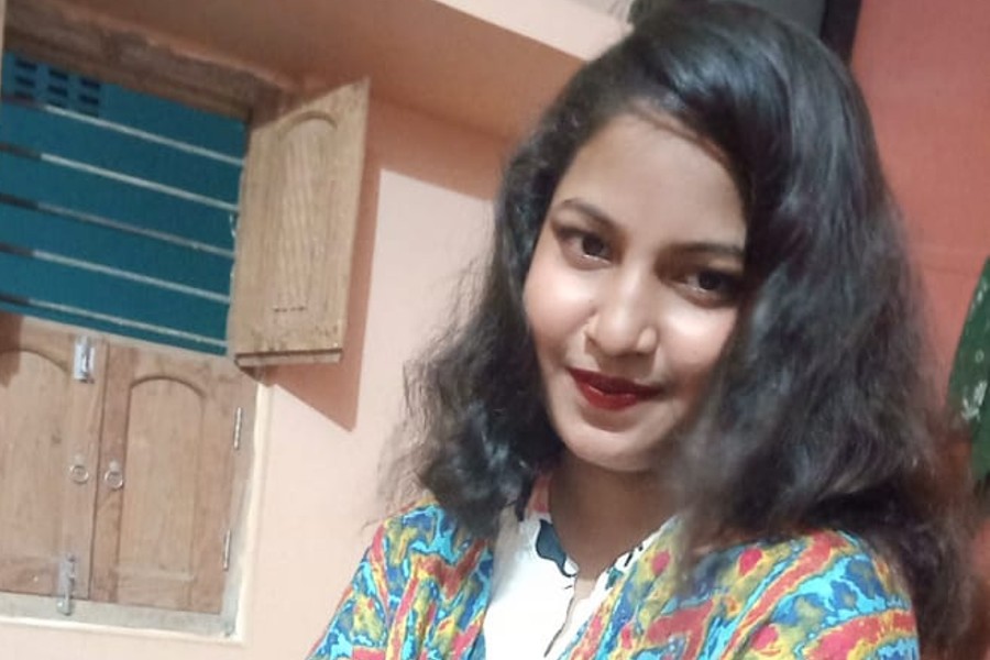 নববিবাহিতা স্ত্রীর আপত্তিকর ছবি পোস্ট স্বামীর, অপমানে কীটনাশক খেয়ে আত্মঘাতী কালিয়াচকের বধূ