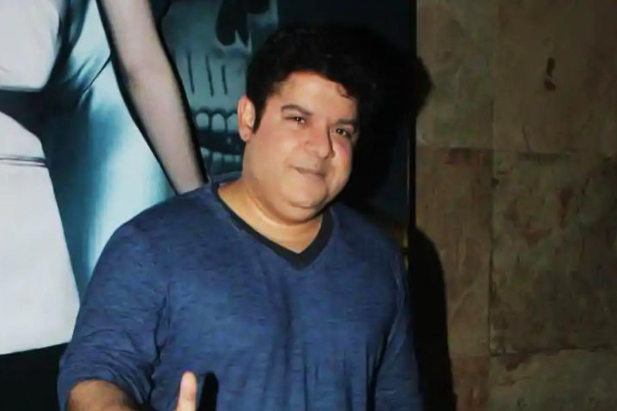 ২০১৮ সালে ‘মিটু’ আন্দোলনের সময় পরিচালকের বিরুদ্ধে যৌন হেনস্থা এবং অশালীন আচরণের অভিযোগ তুলেছিলেন ১০ জন তারকা। পরিচালক সমিতি থেকে সাজিদকে এক বছরের জন্য বরখাস্তও করা হয়েছিল। এত কিছুর পরেও সাজিদ বিগ বসের ঘরে এখনও কী করে দাপিয়ে বেড়াচ্ছেন, প্রশ্ন তুলেছেন অনেকেই।