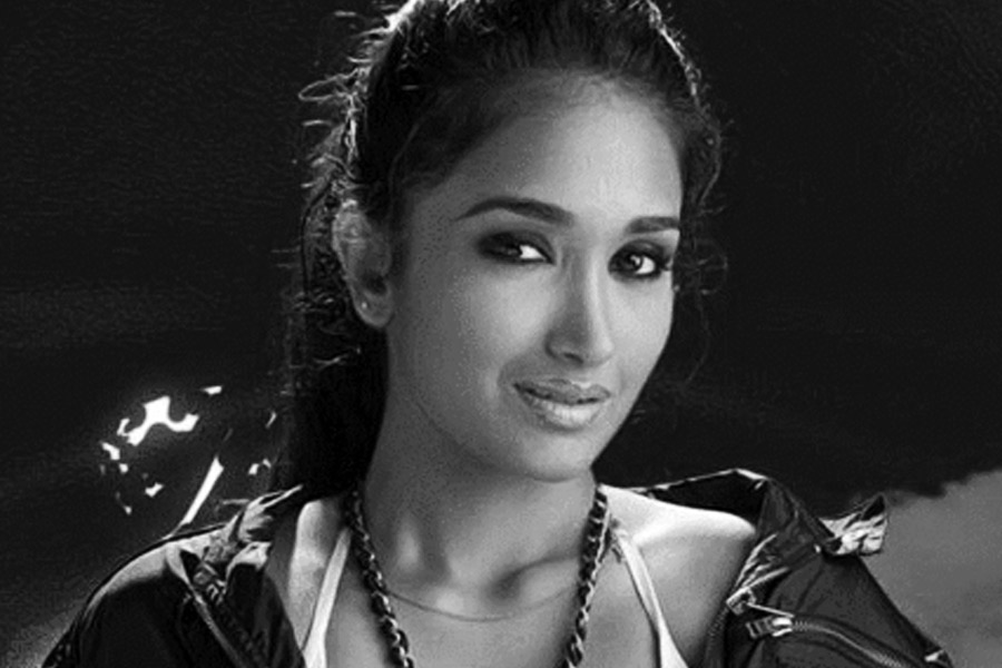 এই রিয়্যালিটি শো’তে সাজিদ খানের জনপ্রিয়তা বাড়ার সঙ্গে সঙ্গে প্রকাশ্যে আসে আরও নতুন তথ্য। প্রয়াত অভিনেত্রী জিয়া খানের বোন করিশ্মা পরিচালকের বিরুদ্ধে যৌন হেনস্থার অভিযোগ আনেন। করিশ্মা জানান, তাঁর দিদি জোর করে সাজিদের ছবিতে কাজ করেছিলেন। চুক্তিপত্রে আগে থেকেই সই করেছিলেন জিয়া। কিন্তু ছবির কাজ শুরু হতেই অভিনেত্রী যৌন হেনস্থার সম্মুখীন হয়েছিলেন বলে অভিযোগ করেন করিশ্মা।