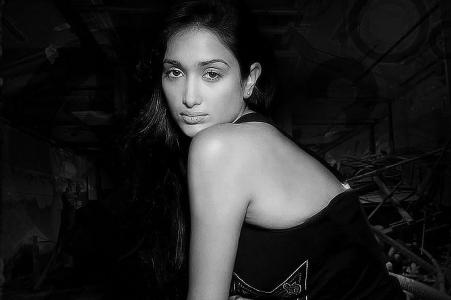 অভিযোগ, ছবির চিত্রনাট্য পড়ার সময় জিয়াকে তাঁর অন্তর্বাস খুলতে বলেছিলেন সাজিদ। করিশ্মা নিজেও নাকি সাজিদের ‘কুনজরের’ শিকার হয়েছিলেন। বিবিসিতে প্রকাশ পাওয়া এক তথ্যচিত্র ‘ডেথ ইন বলিউড’-এ করিশ্মা তাঁর অভিজ্ঞতার কথা জানিয়ে বলেন, ‘‘সাজিদের বাড়িতে আমি এবং আমার দিদি গিয়েছিলাম। রান্নাঘরের টেবিলে গা এলিয়ে বসে ছিলাম আমি। তখন আমার বয়স ১৬ বছর। আমার বসার ভঙ্গি ও পোশাকের ধরন লক্ষ করে সাজিদ জানান যে আমি নাকি যৌন সম্পর্কে লিপ্ত হতে চাই। দিদি তা শোনার পর প্রতিবাদ করে। তার পরেই আমরা ওঁর বাড়ি থেকে বেরিয়ে যাই।’’