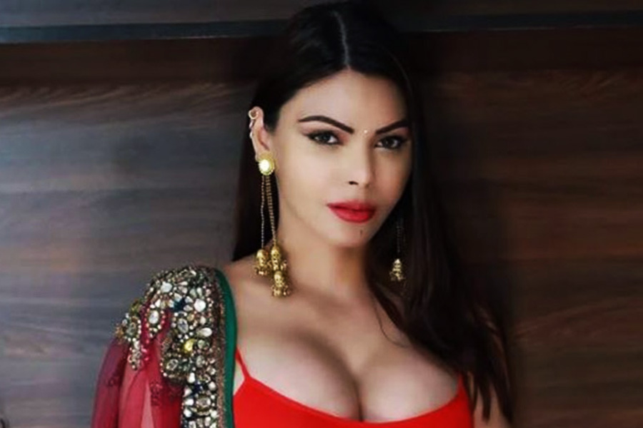 এই ধরনের কথা শোনার মতো মানসিক পরিস্থিতিতে নেই তা সাজিদকে জানালেও আবার একই প্রস্তাব দেন বলে অভিযোগ করেন শার্লিন। তার পরেও সাজিদের আচরণে কোনও বদল না হওয়ায় পরিচালককে ভর্ৎসনা করে বেরিয়ে যান শার্লিন। এই ঘটনার ১৬ বছর পর সাজিদের বিরুদ্ধে অভিযোগ এনে সরব হন শার্লিন।