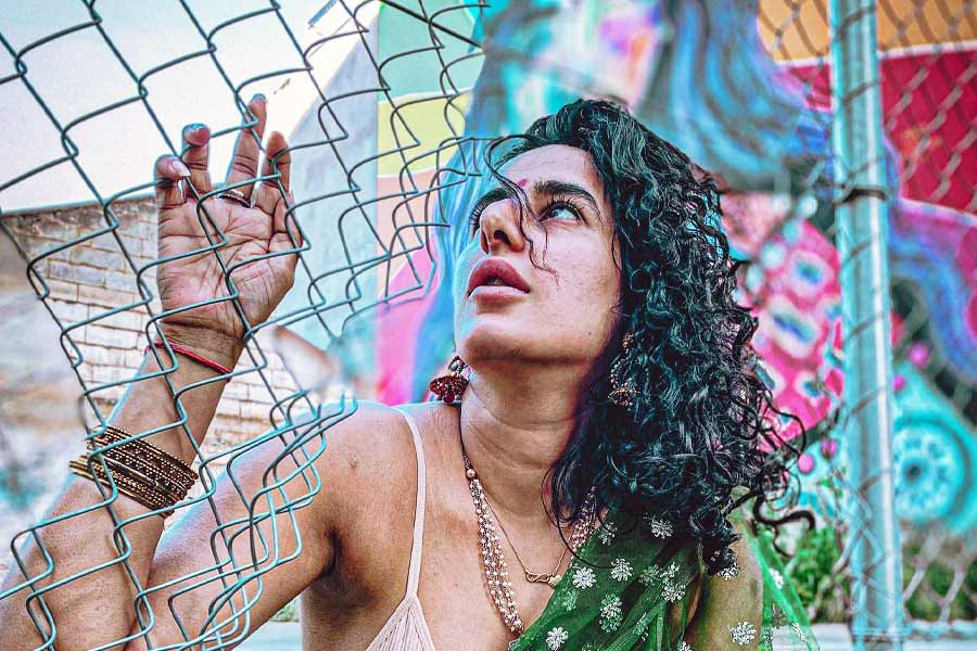 পরিচালকের বিরুদ্ধে ‘রেস থ্রি’ ছবির অভিনেত্রী সালোনি চোপড়াও যৌন হেনস্থার অভিযোগ আনেন। তিনি জানান, সাজিদের সঙ্গে ছবিতে কাজ করার সময় ভয়ানক অভিজ্ঞতার সম্মুখীন হন অভিনেত্রী। ছবির পোশাক পরে মহড়ার (কস্টিউম ট্রায়াল) সময় পরিচালক সেই ঘরে এসে অন্য মহিলাকে যৌন হেনস্থা করছিলেন বলে অভিযোগ করেন সালোনি।