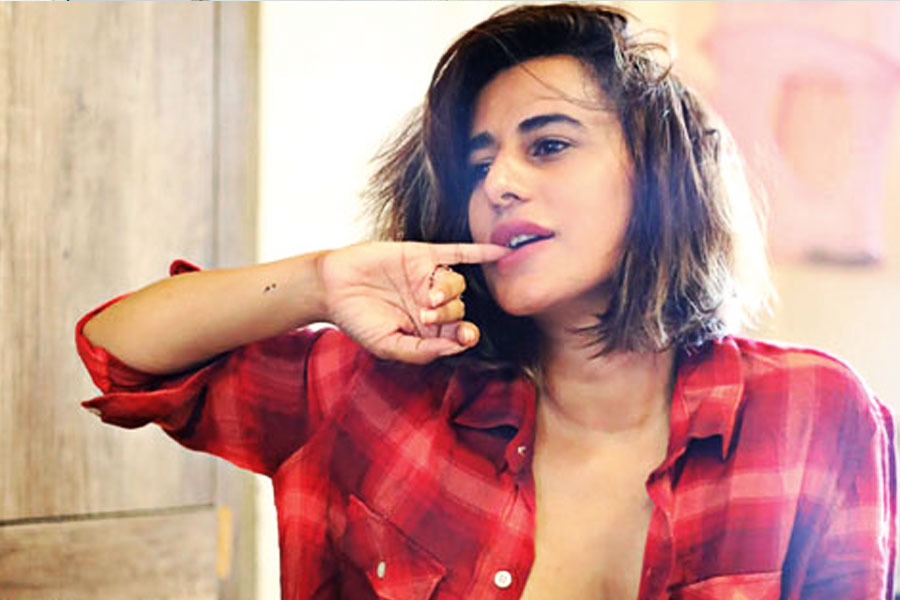 এমনকি পরিচালক তাঁকে নিজের যৌনাঙ্গ স্পর্শ করারও নির্দেশ দেন বলে অভিযোগ তুলেছিলেন অভিনেত্রী। ‘মিটু’ আন্দোলনের সময়েই সাজিদের বিরুদ্ধে এই অভিযোগ প্রকাশ্যে আসে।