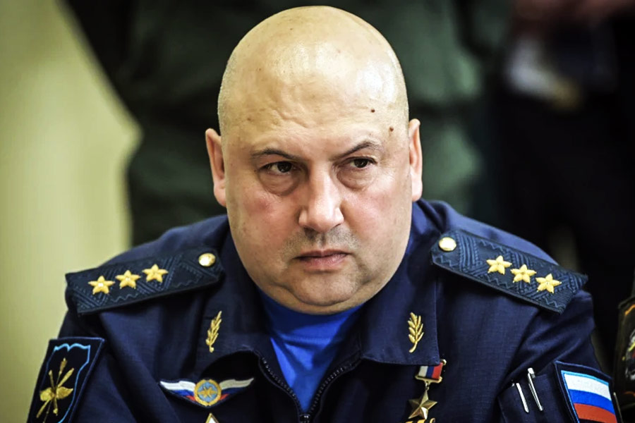 ইউক্রেন যুদ্ধে কিভের এগিয়ে চলা রুখতে এ বার সের্গেই সুরোভিকিনকে দায়িত্ব দিলেন রাশিয়ার প্রেসিডেন্ট ভ্লাদিমির পুতিন। কঠোর মানসিকতার জন্য পরিচিত সের্গেই এর আগে সাফল্যের সঙ্গে চেচনিয়া, তাজিকিস্তানে কাজ করেছেন। অভিজ্ঞতা আছে সিরিয়ায় আইএসের বিরুদ্ধে যুদ্ধ পরিচালনারও। 