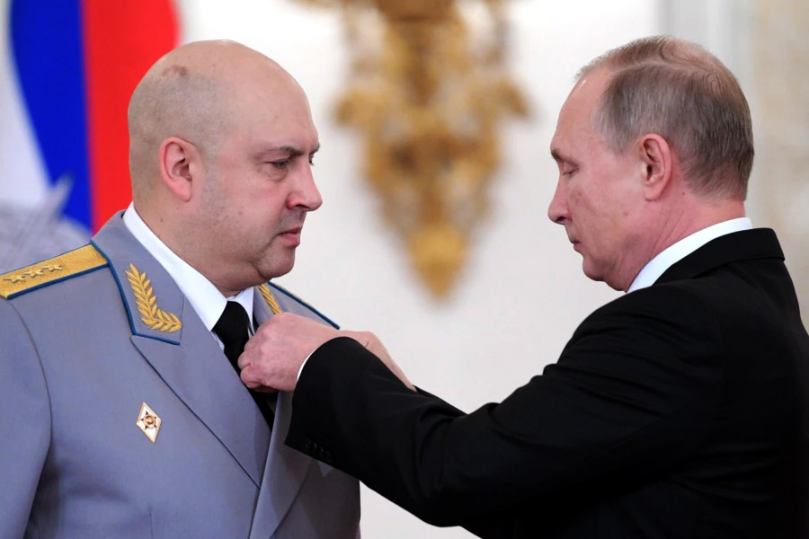 উত্তর-পূর্ব এবং দক্ষিণ ইউক্রেনের কিছু জায়গা রাশিয়ার কাছ থেকে ছিনিয়ে নেওয়ার ঘটনা ঘটেছে। ক্রাইমিয়ার সঙ্গে মূল রাশিয়ার ভূখণ্ডের যোগাযোগ রক্ষাকারী কের্চ ব্রিজের আংশিক ধ্বংসপ্রাপ্ত হওয়ার ঘটনাতেও রাশিয়ার বাহিনীর শ্লথতার প্রশ্ন উঠেছে। তার পরই দুই অভিজ্ঞ সেনা কমান্ডারকে বরখাস্ত করেন পুতিন। শনিবারই ইউক্রেনে হামলার ভার সের্গেইয়ের উপর ছাড়া হয়।