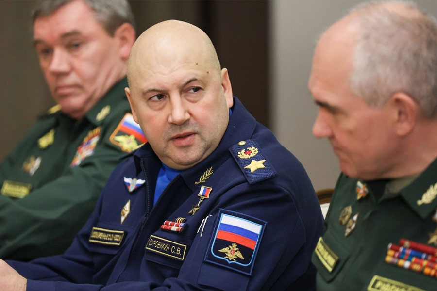 সের্গেই সুরোভিকিনকে ‘হিরো অফ রাশিয়া’ উপাধিতে ভূষিত করা হয়েছে। পাশাপাশি ২০১৭-য় সিরিয়ায় রাশিয়ার বাহিনীর ‘এরোস্পেস ফোর্স’-এর প্রধান হিসাবে অসাধারণ কাজের পুরস্কারস্বরূপ বিশেষ মেডেলও পেয়েছেন তিনি।