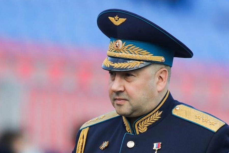 এ হেন সের্গেই দু’বার জেলেও গিয়েছেন। প্রথম বার ১৯৯১-এর অগস্টে ছ’মাসের জন্য। সে বার সোভিয়েত পতনের সময় তাঁর অধীনে থাকা সেনাকর্মীরা মস্কোয় তিন জন আন্দোলনকারীকে খুন করেন। কিন্তু ছ’মাস জেলে থাকার পরই তাঁকে ছেড়ে দেওয়া হয়। বিচারও থমকে যায়। চার বছর পর তাঁকে আবার জেলে যেতে হয়। অভিযোগ ছিল তিনি বেআইনি অস্ত্রব্যবসায় যুক্ত।