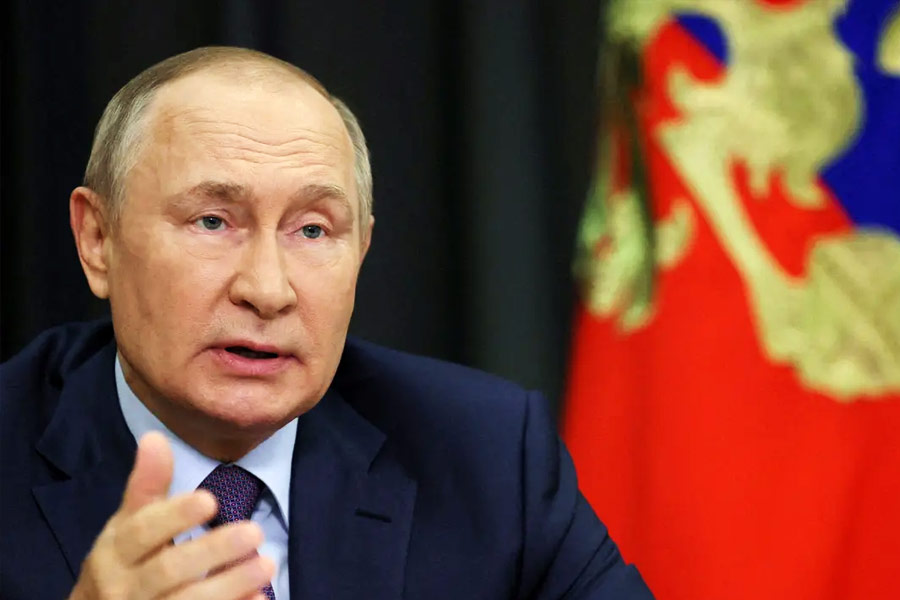 সের্গেইকে ইউক্রেনে যুদ্ধ জয়ের ভার দেওয়ার অর্থ, এ বার রাশিয়া ইউক্রেনের বিশেষ বিশেষ অঞ্চলকে নিশানা করতে চলেছে। কারণ, সের্গেই নির্দিষ্ট পরিকল্পনা নিয়ে নির্দিষ্ট এলাকায় আঘাত হানতে সক্ষম। অন্তত এমনটাই মনে করছেন পশ্চিমী যুদ্ধ বিশারদরা।