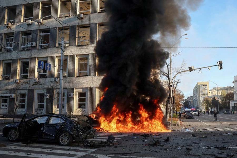 খেরসনের দক্ষিণ অংশেও ইউক্রেনের চকিত হামলার জবাব ছিল না রাশিয়ার সেনার কাছে। লাইমেন ট্রান্সপোর্ট হাব দখল করলেও তা ধরে রাখতে পারেনি মস্কো। ফলে সামগ্রিক ভাবে মনোবল ভেঙে পড়ছিল পুতিনের বাহিনীর।