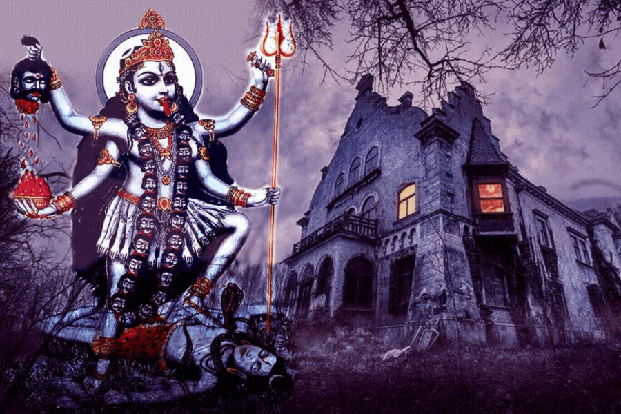 উৎসবের মরসুম চলছে রমরমিয়ে। দুর্গাপুজো, লক্ষ্মীপুজোর পর এ বার কালীপুজো আগামী ২৪ অক্টোবর, সোমবার। কার্তিক মাসের কৃষ্ণপক্ষের অমাবস্যা তিথিতে পুজো। আলোর রোশনাইয়ে মিশে থাকে গা ছমছমে আবহ। 