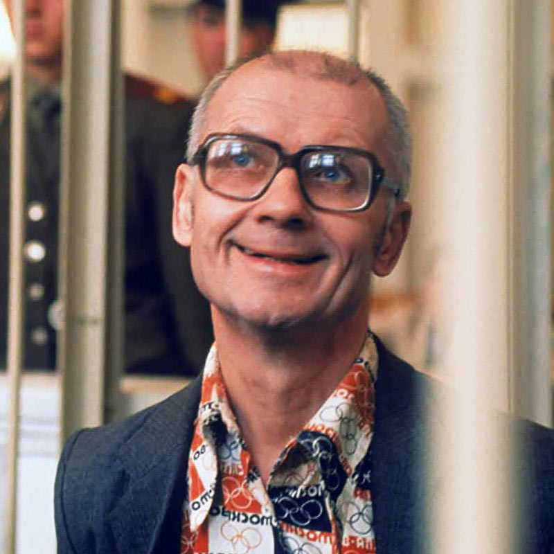 ১৯৩৬ সালে তৎকালীন ইউক্রেনের একটি গ্রামে চিকালিতোর জন্ম। দেশে তখন দুর্ভিক্ষ চলছিল। চিকালিতোর জন্মের তিন বছরের মধ্যে শুরু হয় দ্বিতীয় বিশ্বযুদ্ধ। ক্ষুধা, দুর্ভিক্ষ আর যুদ্ধের বিভীষিকায় পদে পদে রক্তাক্ত হয়েছিল তাঁর ছেলেবেলা। 