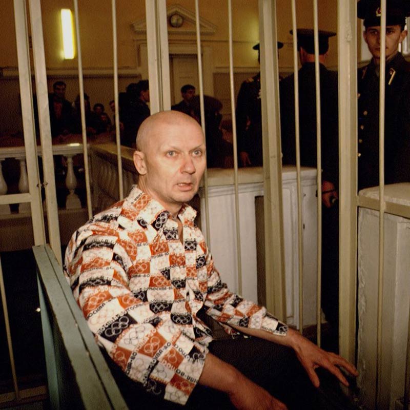 চিকালিতোর বাবাকে সোভিয়েত সেনার পক্ষে যুদ্ধে যোগ দিতে হয়েছিল। মায়ের সঙ্গে ছোট্ট একচালা কুঁড়েঘরে থাকতেন চিকালিতো। খিদের জ্বালায় এক সময় ঘাস পাতা খেয়েও থাকতে হয়েছে, জানিয়েছেন নিজেই। তাঁর দাবি অনুযায়ী, বারো বছর বয়সের আগে তিনি কখনও রুটি খেতে পাননি। 