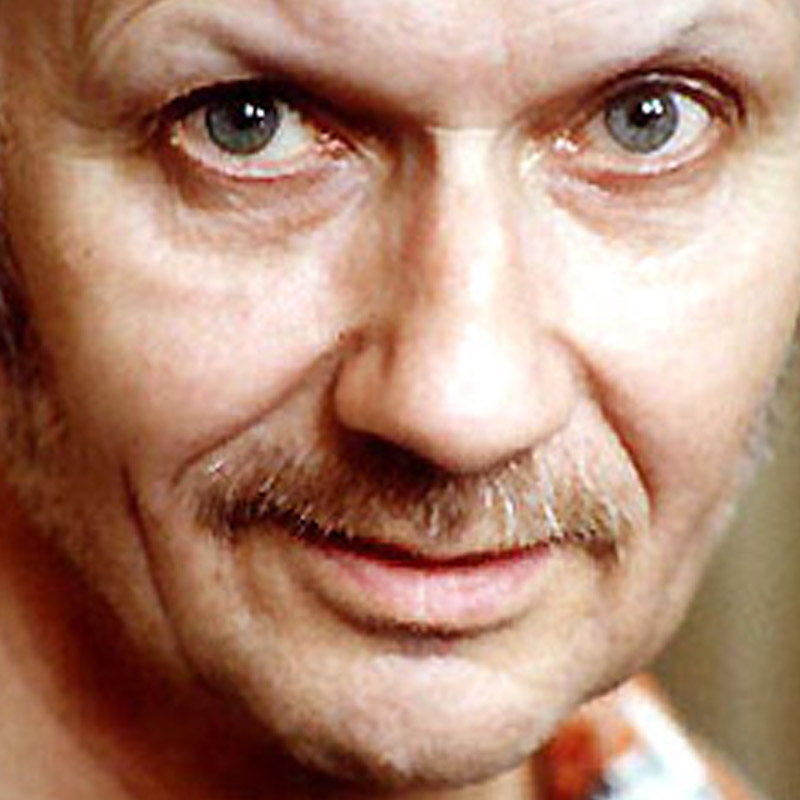 জানা যায়, ছোটবেলায় বিছানায় প্রস্রাব করে ফেলার বদভ্যাস ছিল চিকালিতোর। যত বার তিনি এই কাজ করেছেন, তত বার নির্মম ভাবে মারধর করেছেন মা। 