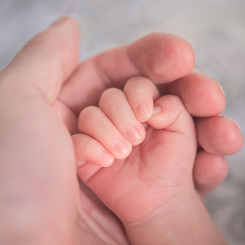 ১৯৪৩ সালে চিকালিতোর মা এক শিশুকন্যার জন্ম দেন। তাঁর বাবা যুদ্ধের কারণে তাঁদের কাছে ছিলেন না। মনে করা হয়, কোনও মত্ত জার্মান সেনার দ্বারা ধর্ষিতা হয়েছিলেন চিকালিতোর মা। বিশ্বযুদ্ধের সেই উত্তাল সময়ে ইউক্রেনের ঘরে ঘরে মহিলাদের উপর অত্যাচার, ধর্ষণ এক প্রকার নিত্যনৈমিত্তিক ঘটনা হয়ে দাঁড়িয়েছিল। মনোবিদদের মতে, চিকালিতোর চোখের সামনেই ধর্ষণ করা হয়েছিল তাঁর মাকে।