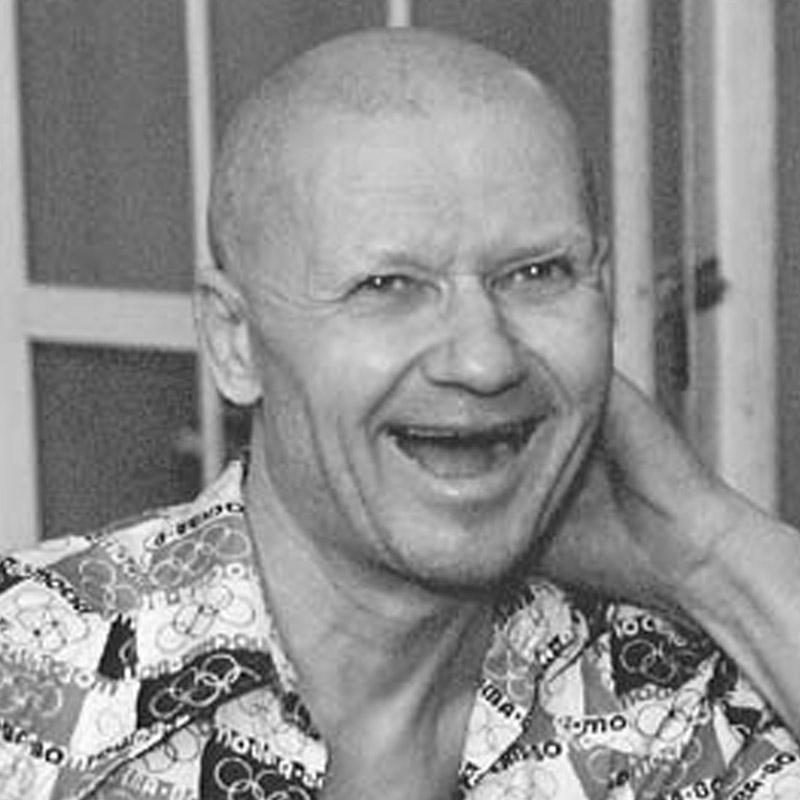 টালমাটাল সময়েও কিন্তু পড়াশোনায় আগ্রহ হারাননি চিকালিতো। তাঁর মেধার প্রশংসায় শিক্ষকরা ছিলেন পঞ্চমুখ। মাত্র চোদ্দো বছর বয়সে স্কুলের পত্রিকার সম্পাদক করা হয়েছিল চিকালিতোকে। এ ছাড়া কমিউনিস্ট পার্টির সঙ্গেও যুক্ত হয়েছিলেন তিনি। 