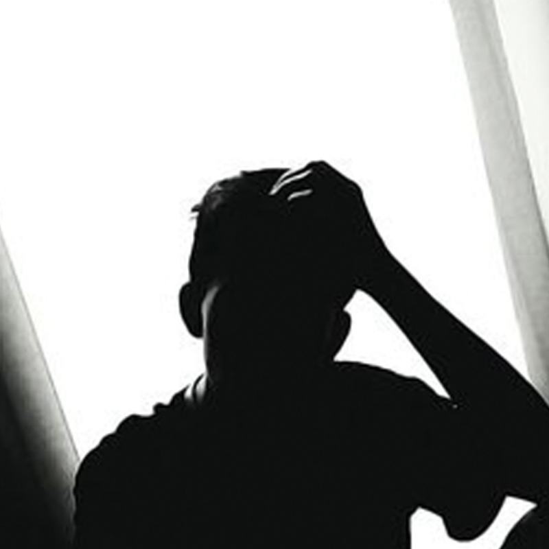 দিন যত এগোয়, চিকালিতোর অক্ষমতার কথা জানাজানি হয়ে যায়। বন্ধুবৃত্তে এই নিয়ে তাঁকে ঠাট্টা-বিদ্রুপের মুখে পড়তে হয়েছে বার বার। 