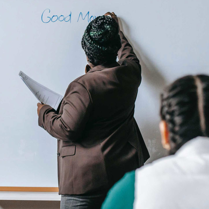 রাশিয়ায় কলা বিভাগের শিক্ষক হিসাবে এর পর শুরু হয় চিকালিতোর কেরিয়ার। ছাত্রছাত্রীরা তাঁকে খুব একটা পাত্তা দিত না বলেই জানা যায়। এমনকি তাঁর অগোচরে তাঁকে নিয়ে ঠাট্টাও চলত। নিজের স্কুলের নাবালিকা ছাত্রীদের উপর এই সময় থেকেই যৌন নিগ্রহের অভিযোগ উঠতে শুরু করে চিকালিতোর বিরুদ্ধে। 