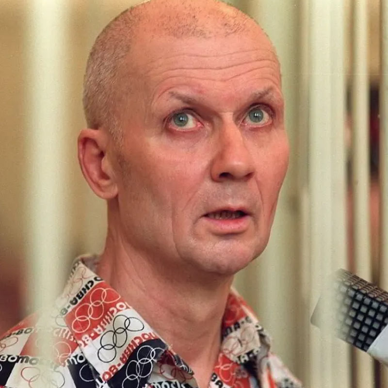 ১৯৮৪ সালে চিকালিতোকে প্রথম বার গ্রেফতার করা হয়। তিন মাস জেল খাটার পর মুক্তি পেয়ে যান তিনি। ফের খুন করা শুরু করেন। ১৯৯০ সালে ২২ বছরের এক তরুণীকে খুন এবং মৃতদেহ বিকৃত করার অভিযোগে চিকালিতোকে ফের গ্রেফতার করা হয়।