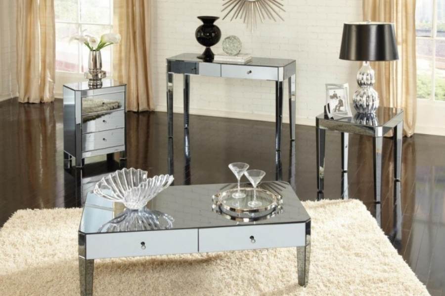 ঘরে থাক কাচের টেবিল: অনেকেই উৎসবের মরসুমে নতুন করে ঘর সাজাতে পছন্দ করেন। বসার ঘরে ঠিক মাঝখানে রাখতে পারেন শৌখিন কাচের টেবিল। এতে বসার ঘরে জায়গার অভাব কম বোধ হয়।  