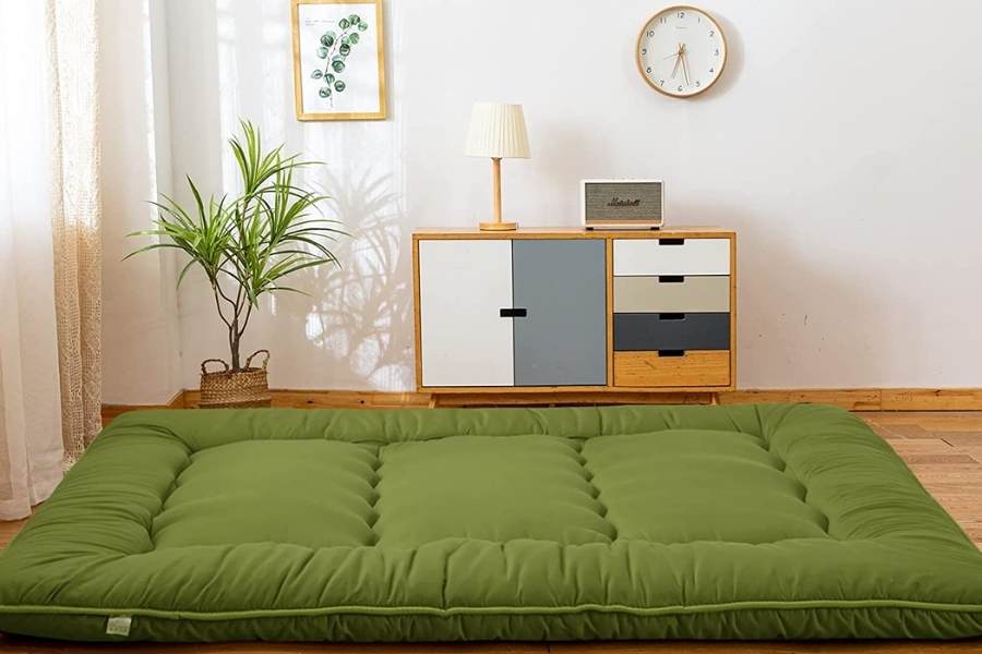 নতুন কায়দায় বসার ব্যবস্থা: অতিথিদের বসার জন্য শুধু একগাদা চেয়ার না রেখে, মেঝেতে ম্যাট্রেস পেতে দিন। তার উপরে রঙিন চাদর বিছিয়ে নানা শেপের কুশন দিয়ে সাজান। অনেক জায়গাও বাঁচবে এবং আপনার বসার ঘর দেখতেও অনেক বড় এবং সুন্দর মনে হবে।