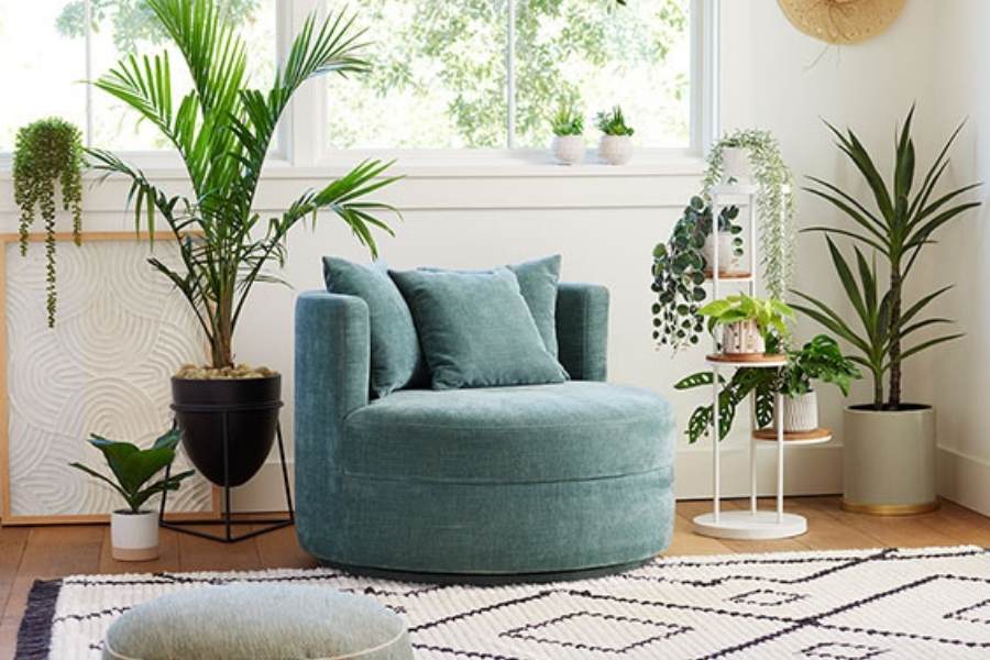 ঘরের সাজে সবুজের ছোঁয়া: অনেক রকম পেন্টিং এবং শো-পিস  দিয়ে ঘর সাজানোর পরিবর্তে কিছু ছোট বনসাই জাতীয় গাছ রাখুন। সবুজের সাজে ঘরের পরিবেশ মনোরম দেখাবে। জায়গাও ছড়ানো মনে হবে।