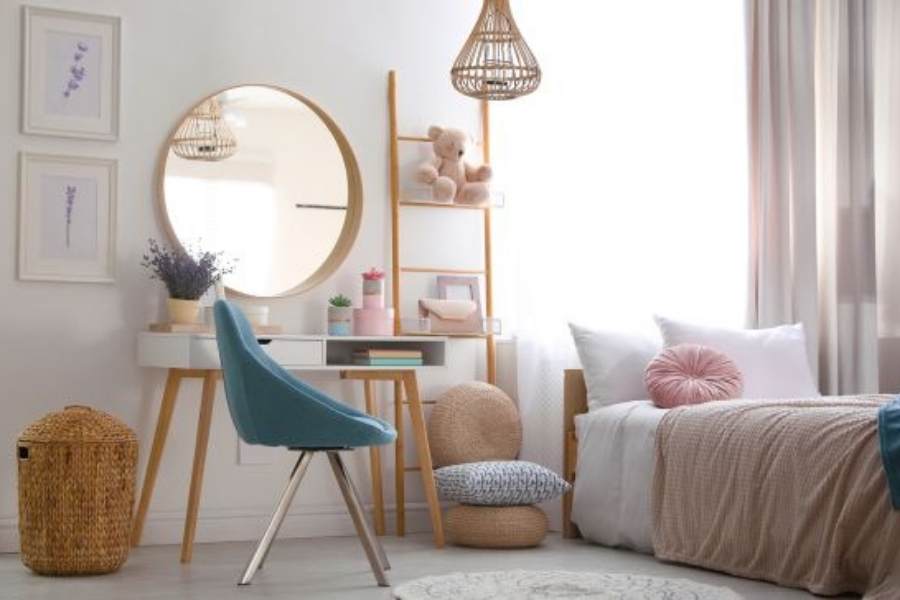 ঘরের রঙে থাকুক হাল্কা শেড: দীপাবলির আগে ঘরে নতুন রঙ করবেন ভাবছেন? বেছে নিতে পারেন সাদা, গোলাপি কিংবা মিন্ট রঙ। ঘর অনেক বেশি উজ্জ্বল দেখাবে এবং জায়গাও অনেক বেশি বলে মনে হবে। অতিথিদের তাক লাগিয়ে দিতে তাই অন্দরসাজে থাক মিনিমালিস্ট ছোঁয়া। 