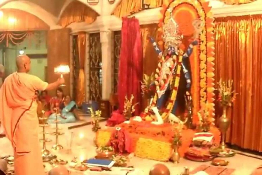 ঢাকার রামকৃষ্ণ মঠ ও মিশনে পুঙ্খানুপুঙ্খ ভাবে সব আচার অনুষ্ঠান করে কালীপুজো হয়। 