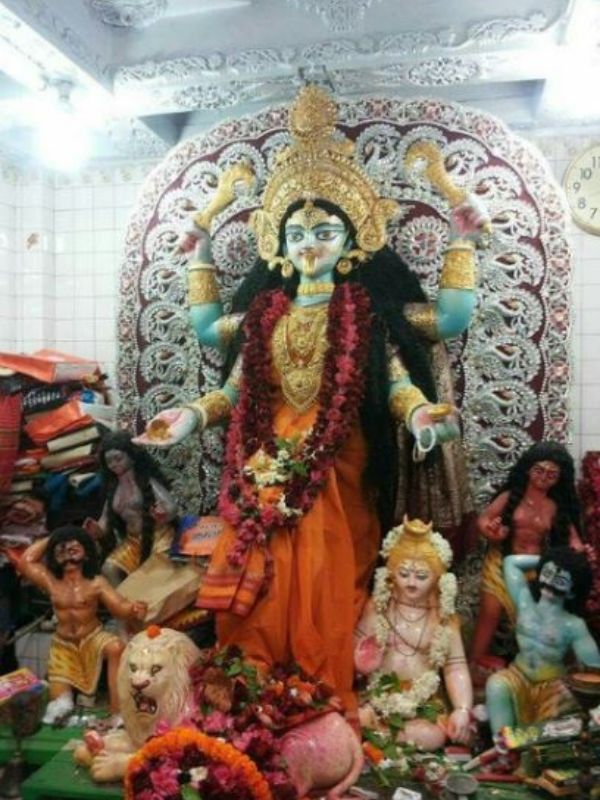 বেশ বড় করে শ্যামাপুজো উদযাপিত ঢাকেশ্বরী জাতীয় মন্দির মেলাঙ্গনে। ঢাকার শাঁখারী বাজার, তাঁতি বাজার ও সূত্রাপুরেও বেশ ঘটা করে পুজো হয়। কালীপুজো হয় পুরনো ঢাকার বেশ কিছু এলাকাতেও।