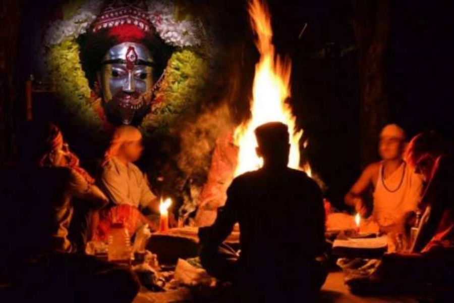 মন্দিরে বা বাড়িতে পুজো পান প্রতিষ্ঠিত পাথর বা ধাতুর তৈরি কালী প্রতিমা। গভীর রাতে তান্ত্রিকদের মন্ত্রোচ্চারণের মাধ্যমে দেবীর আরাধনা চলে। ছিন্নমস্তকসহ বলির পশুর রক্ত, মাছ, মাংস, অন্ন, লুচি, মিষ্টান্ন উৎসর্গ করা হয় দেবীকে। আর গৃহস্থ বাড়িতে সাধারণত অতান্ত্রিক ব্রাহ্মণ্যমতে আদ্যাশক্তিকে কালী রূপে পুজো করা হয়।    