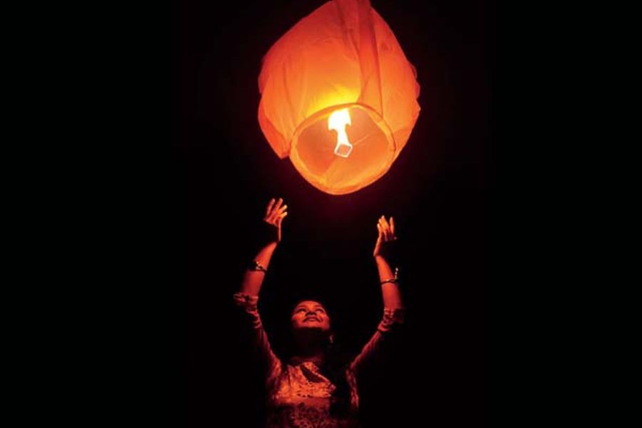 ফানুস ওড়ানো থেকে প্রদীপ জ্বালানো, ভক্তিমূলক গানের অনুষ্ঠান, আরতি, প্রসাদ বিতরণ, আলোচনা সভা- সব নিয়েই দীপাবলির আনন্দে মাতেন বাংলাদেশবাসী। সন্ধ্যায় বাড়ি, মন্দির প্রাঙ্গণ, ব্যবসা প্রতিষ্ঠান সাজিয়ে তোলা হয় প্রদীপ আর মোমের স্নিগ্ধ আলোয়। সঙ্গে থাকে রকমারি বাতি।   