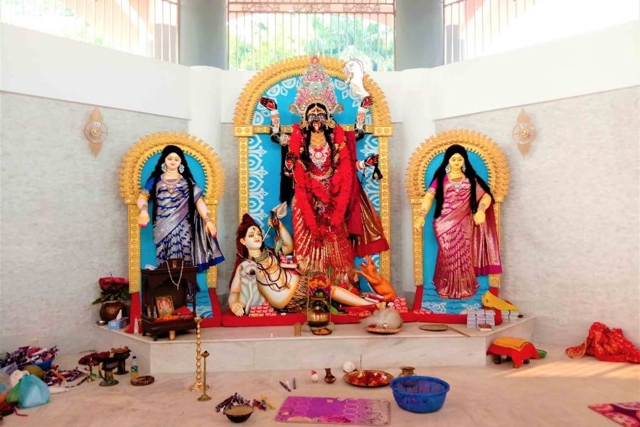 রমনা কালী মন্দির ও মা আনন্দময়ী আশ্রম, রাজারবাগে বরদেশ্বরী কালীমাতা মন্দির, সিদ্ধেশ্বরী কালী মন্দিরে কালীপুজোর জাঁকজমক দেখার মতো।        