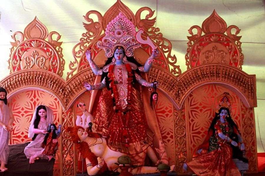 বাংলাদেশে পুরনো ঢাকায় সর্বাধিক আড়ম্বরের সঙ্গে কালীপুজো অনুষ্ঠিত হয়। পোস্তগোলা জাতীয় মহাশ্মশান, পাঁচশো বছরের ঐতিহ্যবাহী বনগ্রাম রাধা গোবিন্দ জিউ মন্দির, জয়কালী মন্দির, রামসীতা মন্দির, ঢাকা বিশ্ববিদ্যালয়ের জগন্নাথ হল ইত্যাদি বিভিন্ন মণ্ডপে অনুষ্ঠানের আয়োজন করা হয়।   