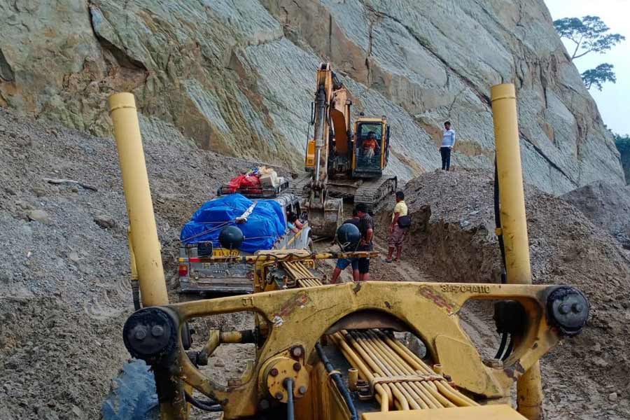 শুরু হয়েছে ধস সরানোর কাজ।