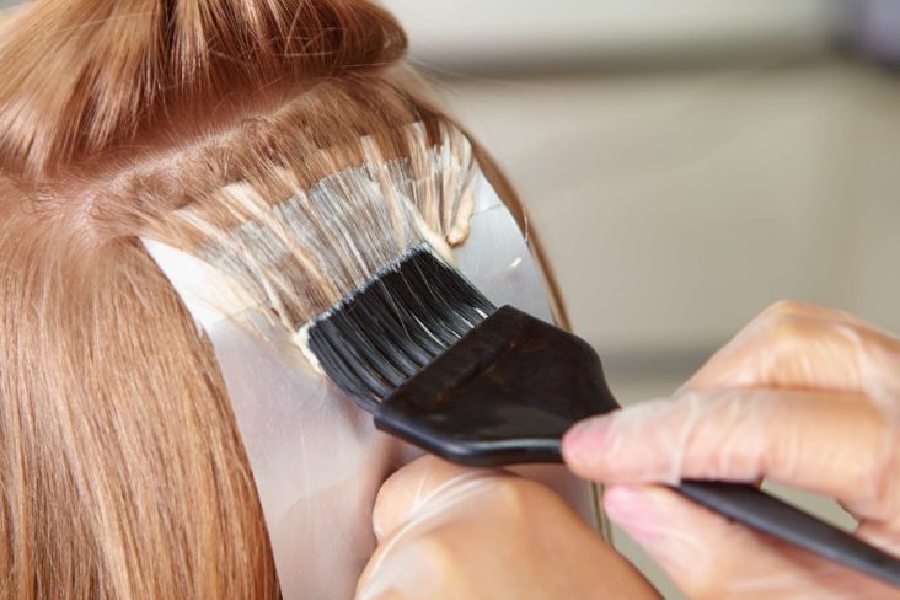 কম বয়সে নানা রকম রঙে চুল রাঙিয়ে তোলেন।