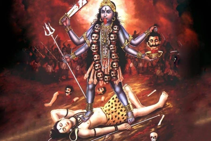 কার্তিক মাসে কৃষ্ণ পক্ষে অমাবস্যা তিথিতে হয় কালীপুজো। বিভিন্ন সতীপীঠ, কালী মন্দির, বা বারোয়ারি পুজোতে ভক্তি ভরে মানুষ আরাধনা করেন মা কালীর। কোথাও তিনি ভবতারিণী তো কোথাও তিনি তারা মা। কোথাও তিনি কালী মা তো কোথাও আবার দক্ষিণাকালী। কোথাও আবার পূজিত হন ছিন্নমস্তা রূপেও। তিনি দয়াময়ী, আবার তিনিই অসুরবিনাশিনী রণচণ্ডী রক্ত বীজ বিনাশিনী। দয়ার শরীর তাঁর। কাছে টেনে নেন ভক্তকে, আবার প্রয়োজনে হাতে তুলে নেন খড়্গ।