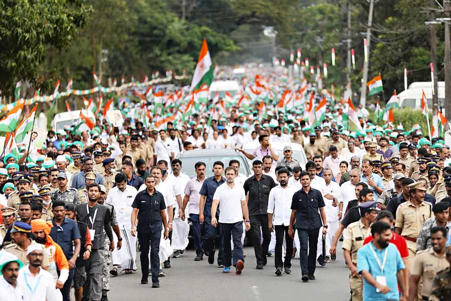 স্বদেশ: ‘ভারত জোড়ো’ যাত্রায় কেরলের রাস্তায় রাহুল গান্ধী। পিটিআই