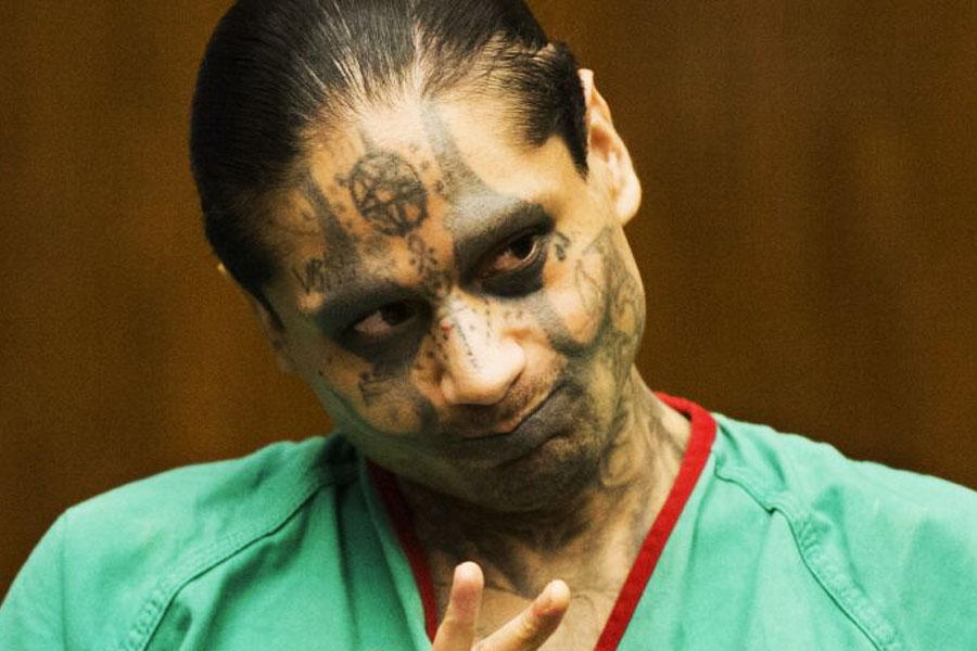 ২০১৯ সালে ক্যালিফোর্নিয়ার করকোরান জেলে জেইম ওসুনা নামে এক বন্দি তাঁর কুঠুরিতে থাকা অন্য এক আবাসিক লুইস রোমেরোকে নির্যাতন ও শিরশ্ছেদ করে খুন করেন। জেলের ভিতরে খুন করা সত্ত্বেও রক্ষীরা ঘুণাক্ষরে এই খুনের কথা টের পাননি।