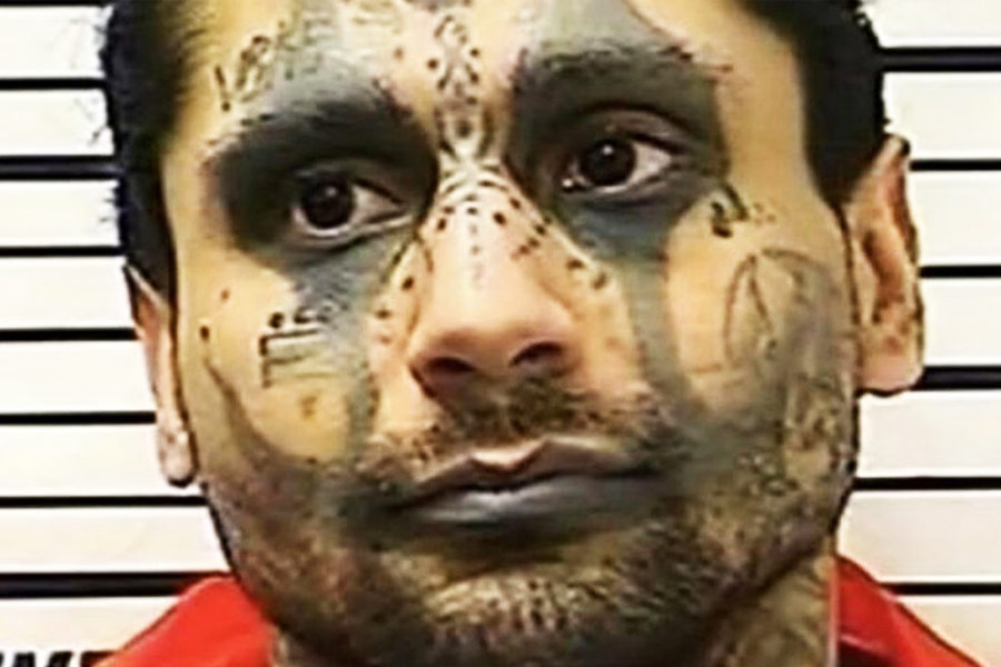 সৎবাবা ছোটবেলা থেকেই ওসুনার উপর নির্যাতন চালাতেন। পাঁচ বছর বয়সে ওসুনার সৎবাবা তাঁকে গাছে বেঁধে মারধর করতেন। ওসুনাকে মারধর করতেন সৎকাকাও।