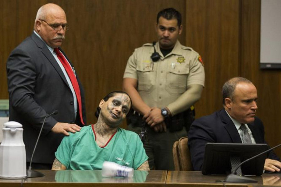 ওসুনা আদালতে জোর গলায় বলেন যে, এই খুন তিনি করেননি। এর পর বিচার চলাকালীন তাঁকে দীর্ঘ প্রায় ছ’বছর জেলে কাটাতে হয়। শুনানি চলাকালীনই নিজের মুখে বিভিন্ন ধরনের ট্যাটু করান ওসুনা।