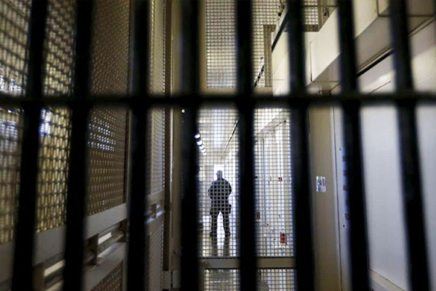 করকোরান জেলে ওসুনার পরিচয় হয় লুইস রোমেরো নামে অন্য এক আবাসিকের সঙ্গে। মাত্র ১৭ বছর বয়সে রোমেরো গ্রেফতার হন। এর পর থেকে দীর্ঘ ২৭ বছর ধরে তিনি জেলেই দিন কাটাচ্ছিলেন।