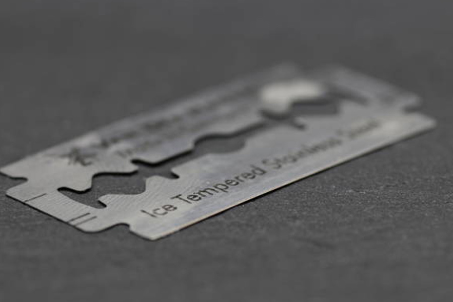 এর পর ওই রেজার দিয়ে রোমেরোর মাথাও কেটে ফেলেন ওসুনা। মুখের দু’পাশে এমন ভাবে কেটে ফেলেন যাতে রোমেরোকে দেখে মনে হয় যেন তিনি হাসছেন (ব্যাটমান সিনেমায় জোকার চরিত্রের মুখ যে রকম ছিল)।