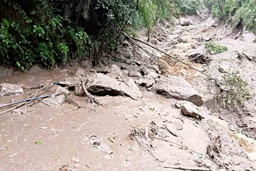 ভগ্ন: ধসে বিপন্ন উত্তর সিকিমের চুংথাং এলাকার রাস্তা। নিজস্ব চিত্র।