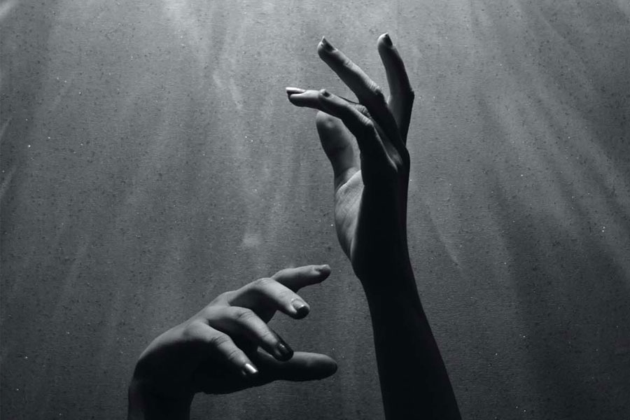 প্রেমিকার ছেড়ে যাওয়ার বিষয়টি মেনে নিতে পারেনি মেয়ে। মনের দুঃখে সে আত্মহত্যা করে।