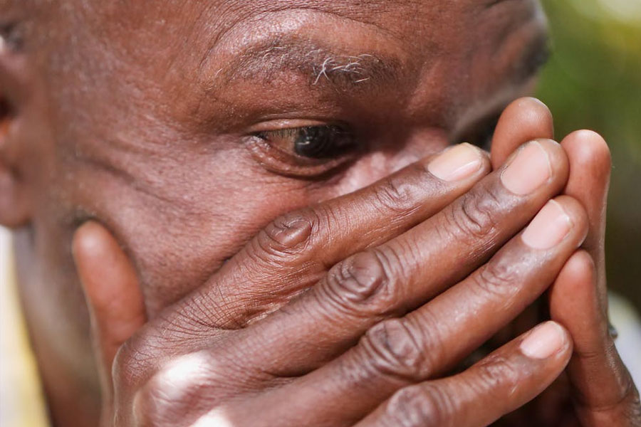 বাবার আত্মত্যাগের বিষয়ে না ভেবেই আত্মহত্যা করে মেয়ে। ভেঙে চুরমার হয়ে যায় মেয়েকে শিক্ষিত করে তোলার জন্য বাবার বোনা স্বপ্ন।