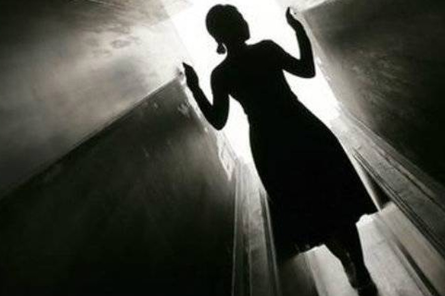 মেয়ের আত্মহত্যা করার পর তার বাবা ভেঙে পড়েন। রাগ-অভিমানও হয় মেয়ের উপর।