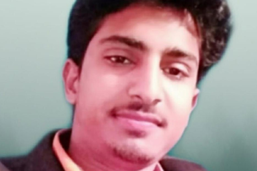 বুদ্ধিনাথ (২২) বিহারের মধুবনী জেলার এক জন স্থানীয় সাংবাদিক ছিলেন। খুন হওয়ার আগের দু’বছর ধরে বেনিপট্টিতে তিনি একটি খবরের ওয়েবসাইট চালাতেন। পাশাপাশি এক জন ‘রাইট টু ইনফরমেশন (আরটিআই)’ কর্মী ছিলেন।