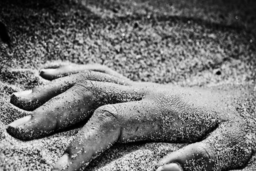 পুলিশ এই হত্যারহস্যের তদন্তে নেমে বুঝতে পারে ত্রিকোণ সম্পর্কের টানাপড়েনের জেরেই খুন হতে হয়েছিল বুদ্ধিনাথকে।