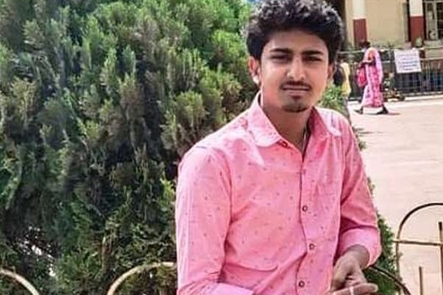 জিজ্ঞাসাবাদে পূর্ণা স্বীকার করেন যে তিনি বুদ্ধিনাথের প্রেমে পড়েছিলেন। অন্য দিকে পবন মনেপ্রাণে ভালবাসতেন পূর্ণাকে।