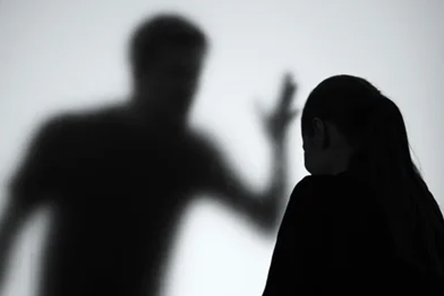 পূর্ণা পুলিশকে জানান, পবন চাননি বুদ্ধিনাথ এবং পূর্ণা একে অপরের সঙ্গে কোনও রকম কথা বলুন বা কোনও রকম যোগাযোগ রাখুন। বুদ্ধিনাথের সঙ্গে মেলামেশা না করা নিয়ে পবন চাপ দিতেন বলেও পূর্ণা পুলিশকে জানান।