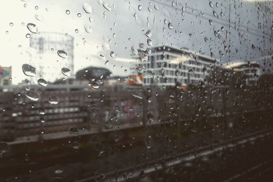 বর্ষা বিদায়ের আগে অক্টোবরের ঠিক মাঝামাঝি সময়ে এক সঙ্গে ঘূর্ণাবর্ত ও নিম্নচাপ তৈরির আশঙ্কায় সিঁদুরে মেঘ দেখছে গোটা বাংলা।